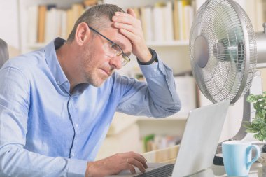 Adam sıcaktan ofiste ya da evde uğrar