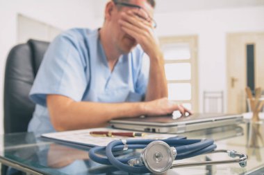 Ofisinde çok çalışan bir doktor.