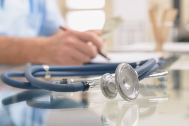 Steteskop ve doktor kapat