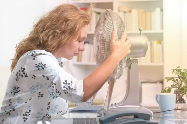 Vrouw lijdt aan warmte in het kantoor of thuis — Stockfoto