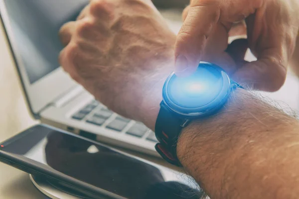 Man met Smartwatch in Office — Stockfoto