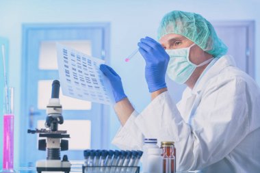 Bilim adamı analiz Dna dizisi