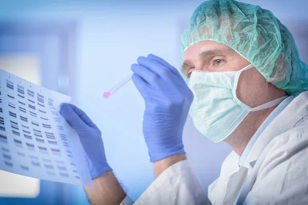 Scientist analizing DNA sequence — Stock Photo, Image