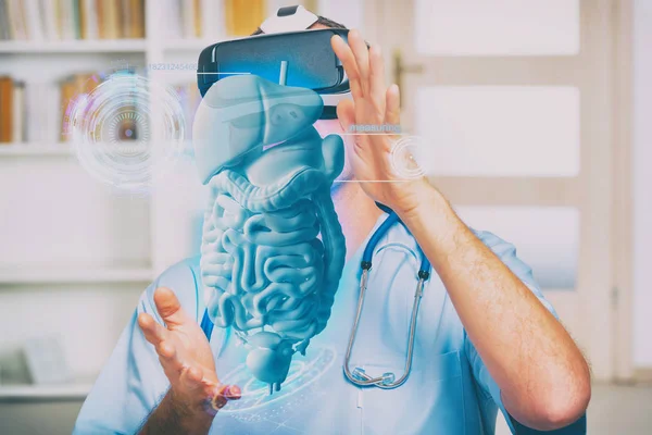 Læge ved hjælp af virtual reality headset - Stock-foto