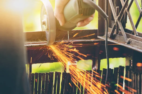 Man using angle grinder — Stock Photo, Image