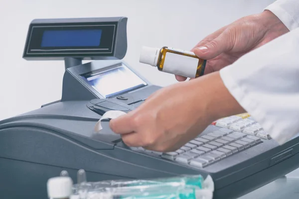 Pharmacist using cash register — Stock Photo, Image