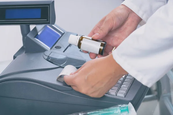 Pharmacist using cash register — Stock Photo, Image