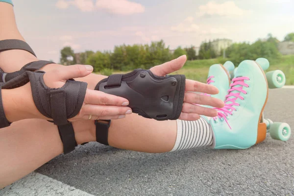 Woman rollerskater wearing wrist guards protector pads — 스톡 사진