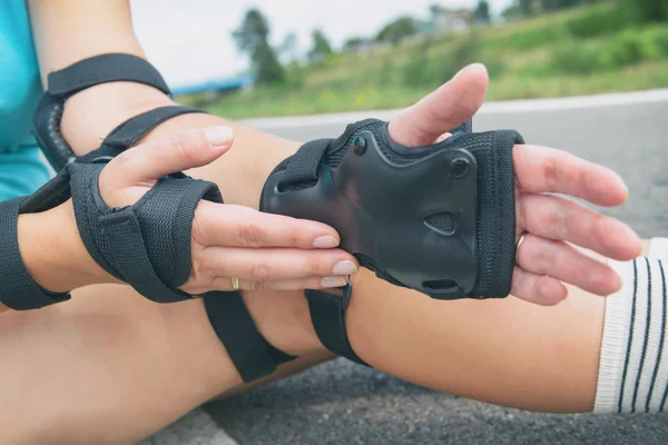 Kvinna rullskridskoåkare bär handledsskydd kuddar — Stockfoto
