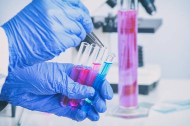 laboratuarda çalışan bir tüp ile bilim adamı