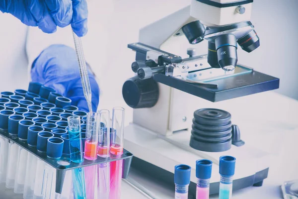 Cientista com um tubo de ensaio a trabalhar no laboratório — Fotografia de Stock