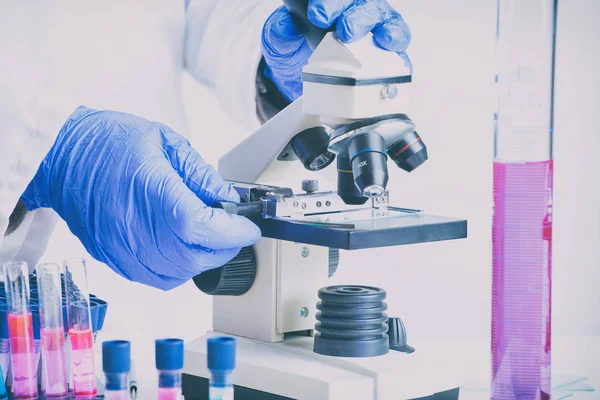 Científico con un tubo de ensayo trabajando en el laboratorio —  Fotos de Stock