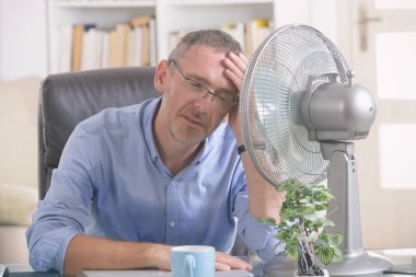 Adam sıcaktan ofiste ya da evde uğrar