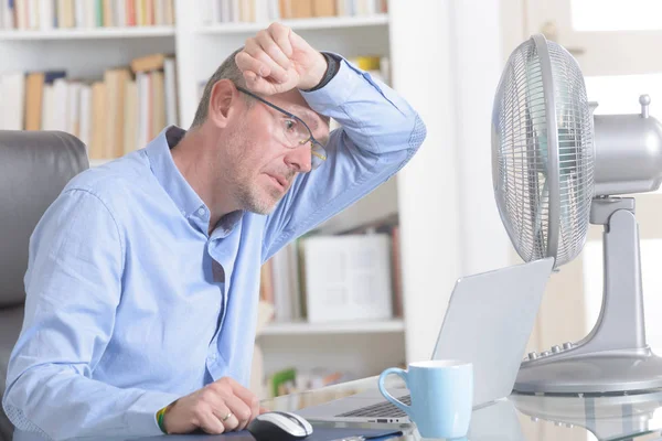 L'uomo soffre di calore in ufficio o a casa — Foto Stock