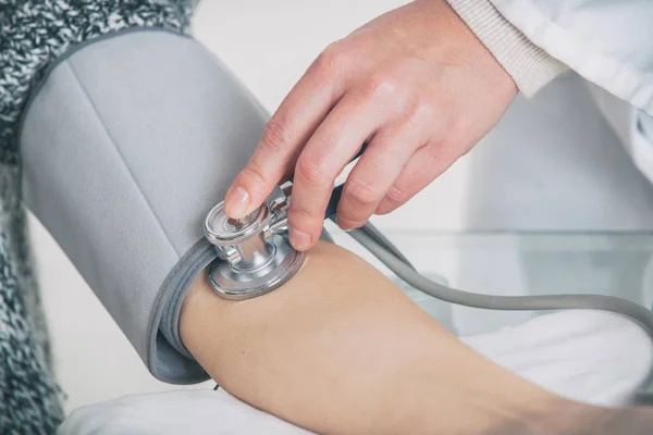 医師血圧の測定 — ストック写真
