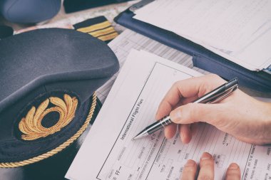 uçak pilot uçuş planında doldurma