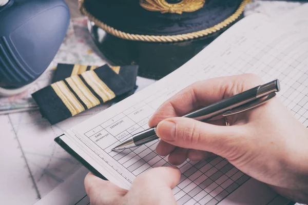 Piloto de avião preenchendo plano de voo — Fotografia de Stock