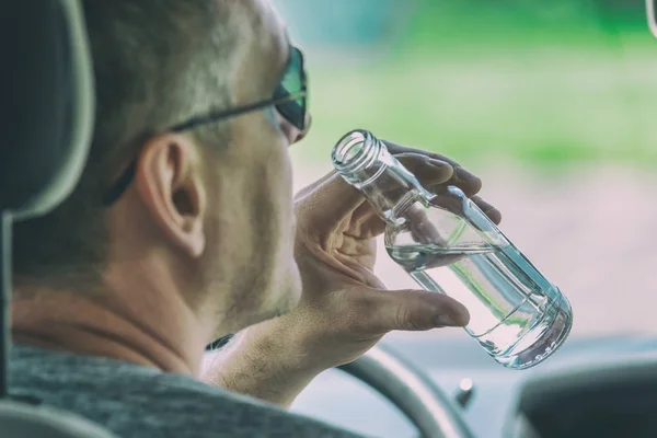 Homem bebendo álcool enquanto dirige um carro — Fotografia de Stock