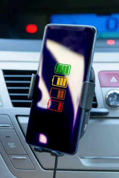 Smartphone opladen in een auto. — Stockfoto