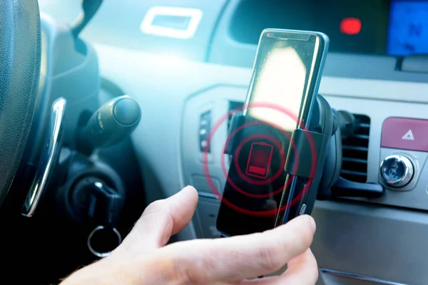 Smartphone carregamento em um carro . — Fotografia de Stock