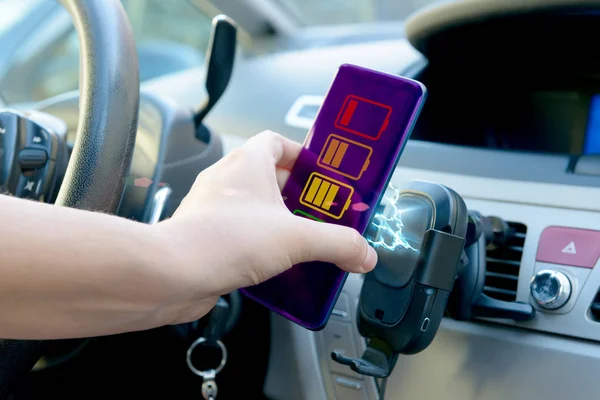 Smartphone opladen in een auto. — Stockfoto