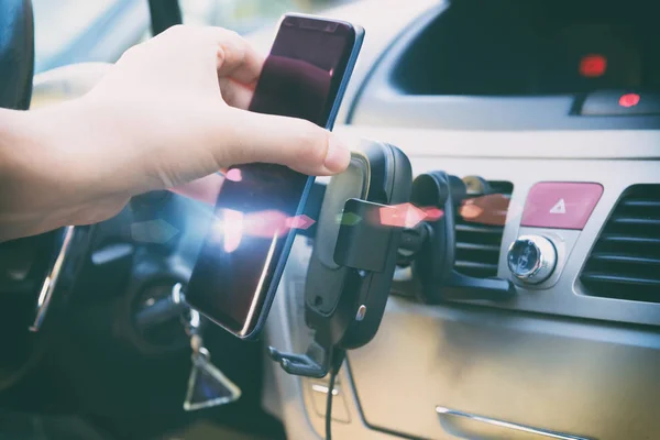 Chargement d'un smartphone dans une voiture — Photo