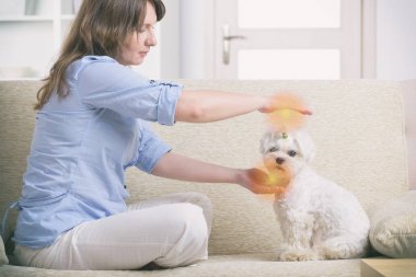 Reiki terapi pratiği kadın