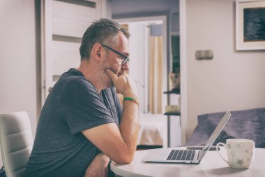 Freelancer adam elleri başını tutarak