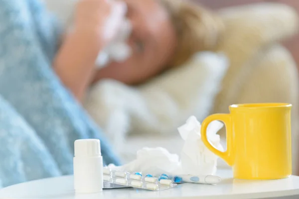 Starsza kobieta cierpiąca na grypę lub zimno — Zdjęcie stockowe