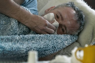 Grip veya soğuk algınlığı muzdarip Olgun adam