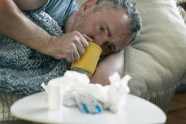 Érett ember szenved influenza vagy hideg — Stock Fotó