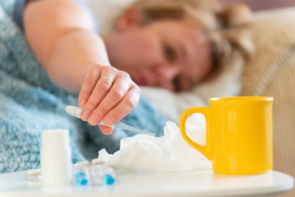 Volwassen vrouw die lijdt aan griep of kou — Stockfoto