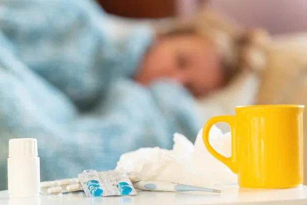 Mujer madura con gripe o resfriado — Foto de Stock