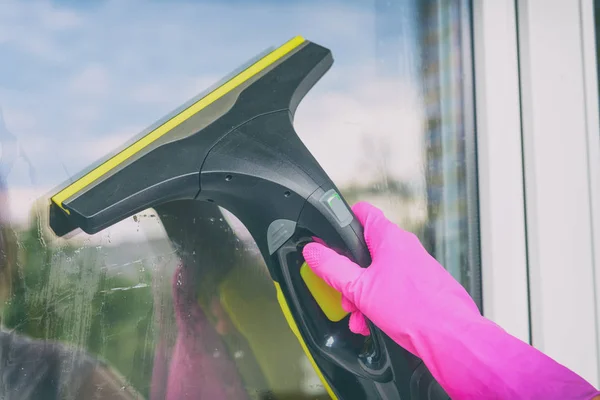 Cleaning windows with electric tool — Stock Photo, Image