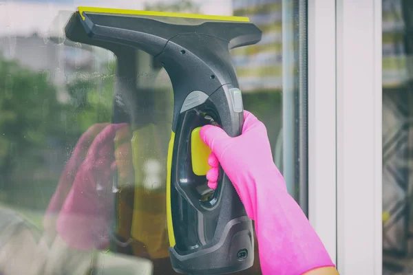 Limpieza de ventanas con herramienta eléctrica — Foto de Stock