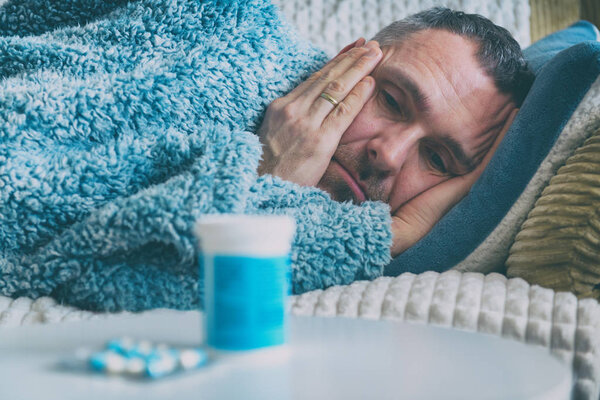 Зрелый человек, страдающий от депрессии
