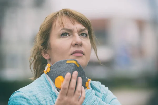 Mujer que lleva una verdadera cara anti-contaminación, anti-smog y virus —  Fotos de Stock