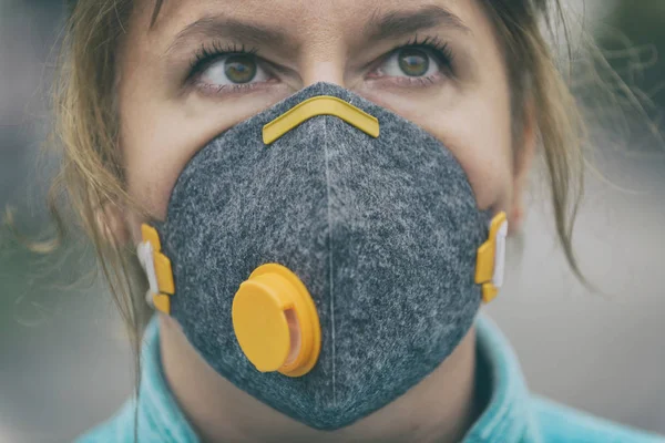 真の公害、抗スモッグやウイルスの顔を身に着けている女性 — ストック写真