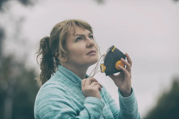 Vrouw met een echt anti-vervuiling, anti-smog en virussen gezicht — Stockfoto