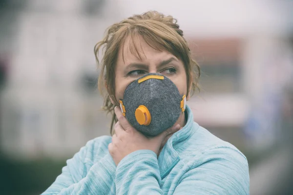 Femme portant un vrai visage anti-pollution, anti-smog et virus — Photo