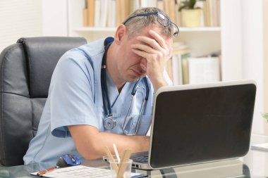 Ofisinde çok çalışan bir doktor.