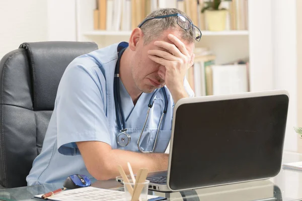 Médico con exceso de trabajo en su consultorio — Foto de Stock