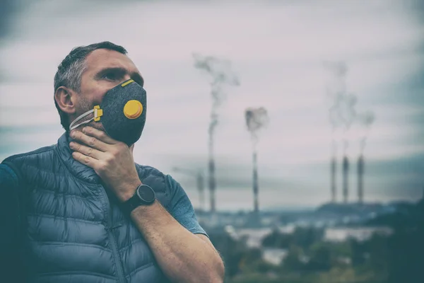 Homme portant un vrai visage anti-pollution, anti-smog et virus ma — Photo