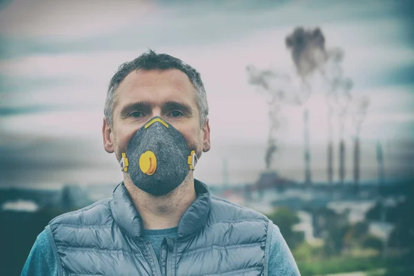 Man wearing a real anti-pollution, anti-smog and viruses face ma — Stock Photo, Image