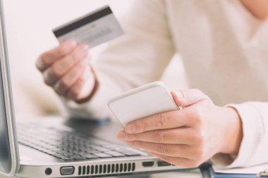 Kredi kartı ve smartphone tutan kadının el