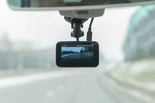 Gebruik van dashboardcamera in de auto — Stockfoto