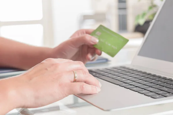 Оплата через Интернет кредитной картой — стоковое фото