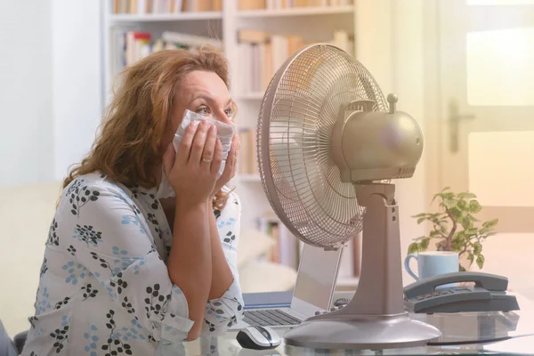 Kobieta cierpi z powodu ciepła w biurze lub w domu — Zdjęcie stockowe