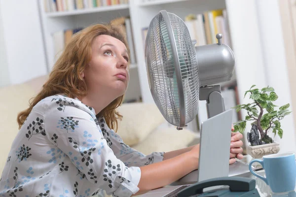 Žena trpí teplem v kanceláři nebo doma — Stock fotografie