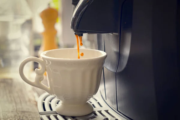 Máquina de café haciendo café — Foto de Stock